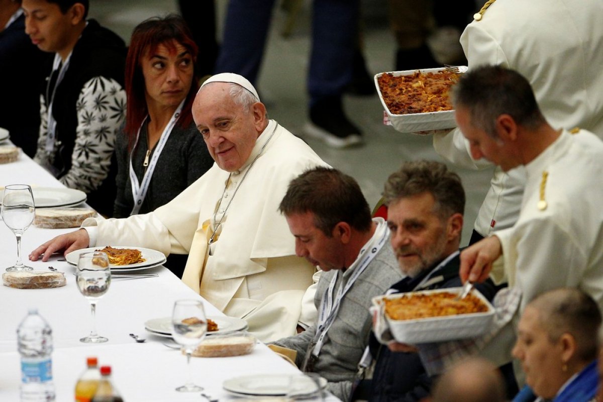 No dia Mundial dos Pobres, Papa Francisco almoça com 1,5 mil moradores de rua