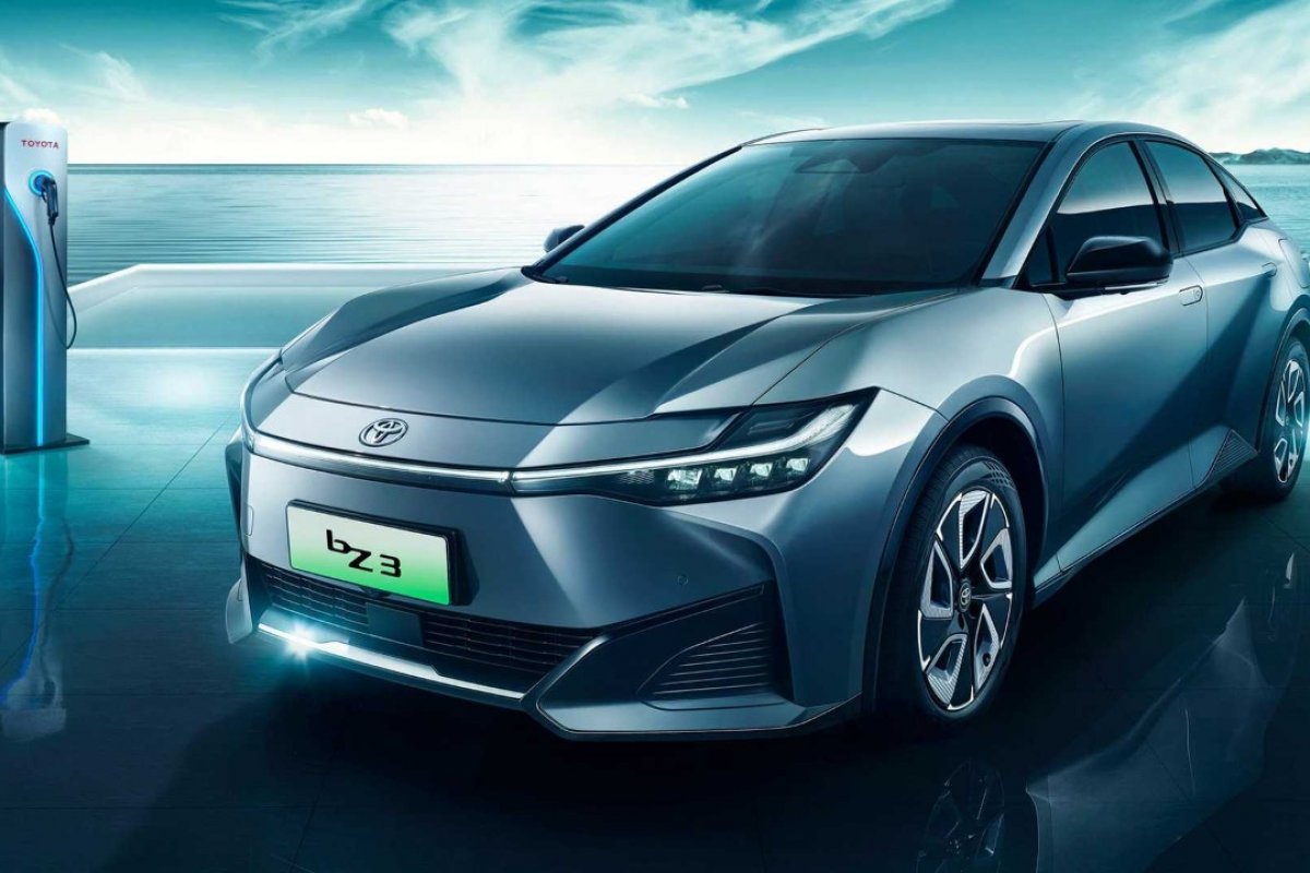 Futuro sedã elétrico da Toyota roda até 600km com uma recarga 