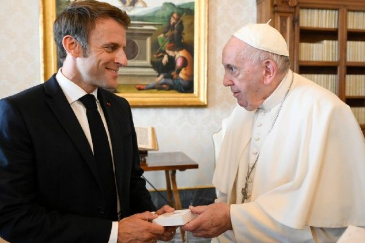 Emmanuel Macron sugere envolver Papa e EUA em negociações sobre guerra na Ucrânia