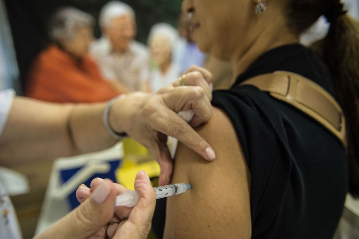 Pesquisa revela que a credibilidade das vacinas é menor entre homens e jovens