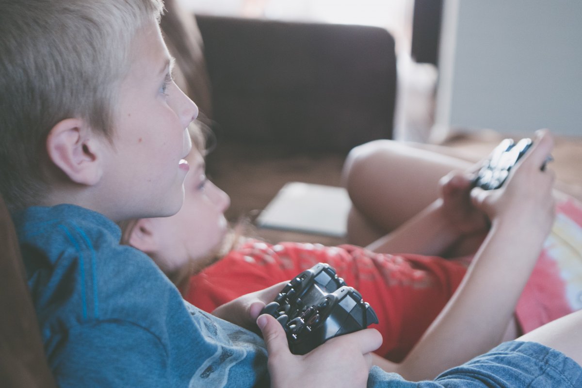 Estudo sugere que crianças que jogam videogame são mais inteligentes; entenda