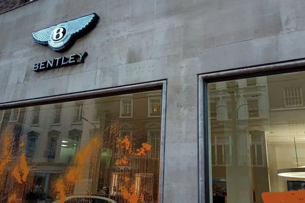 Manifestantes são presos após jogar tinta em carros de luxo de concessionárias em Londres