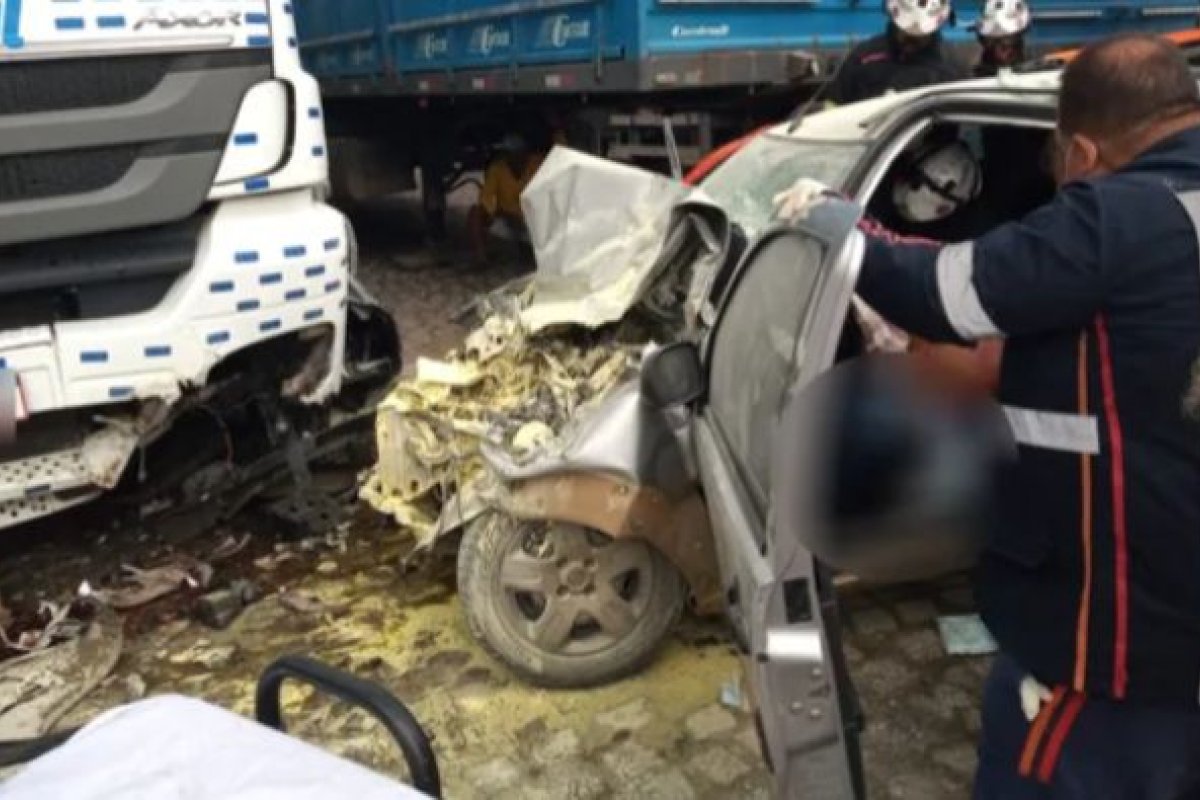 Motorista fica preso às ferragens após acidente entre três veículos no recôncavo baiano