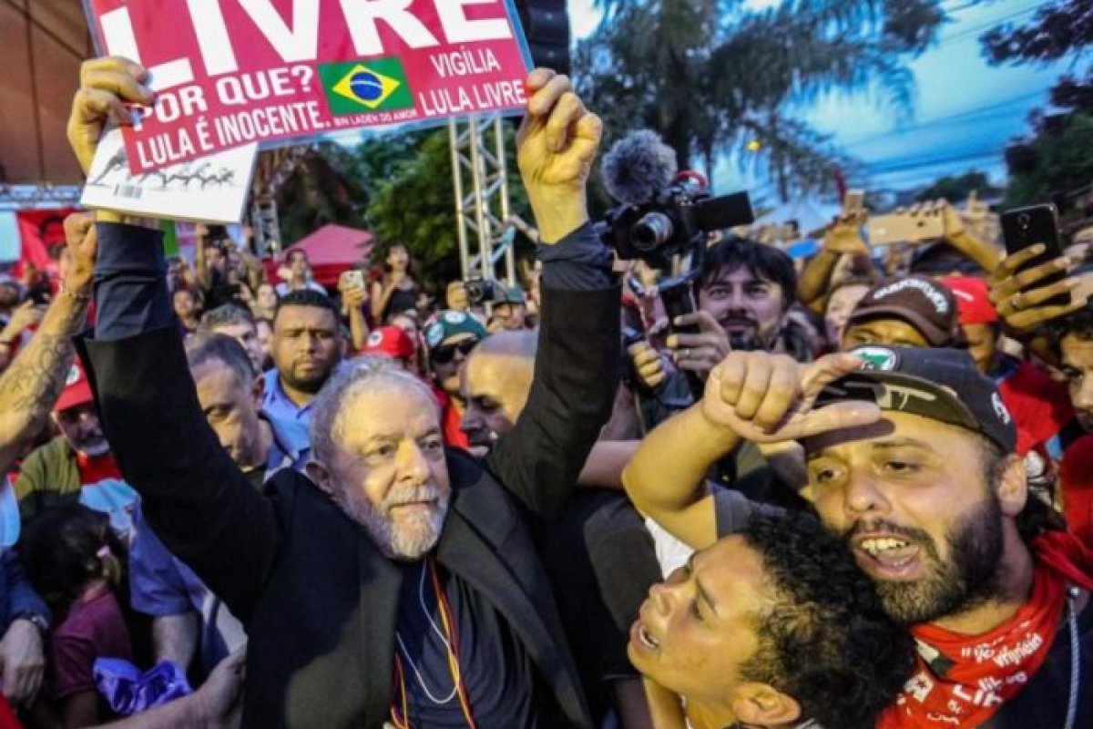 Ex-presidente Lula afirma que oposição está com dificuldades de reagir ao governo Bolsonaro