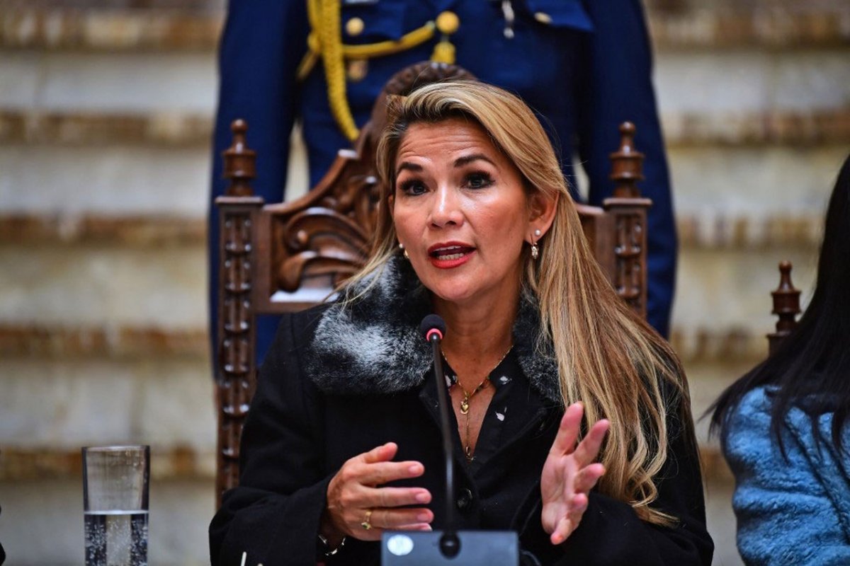 Bolívia: presidente interina anuncia eleições em breve 