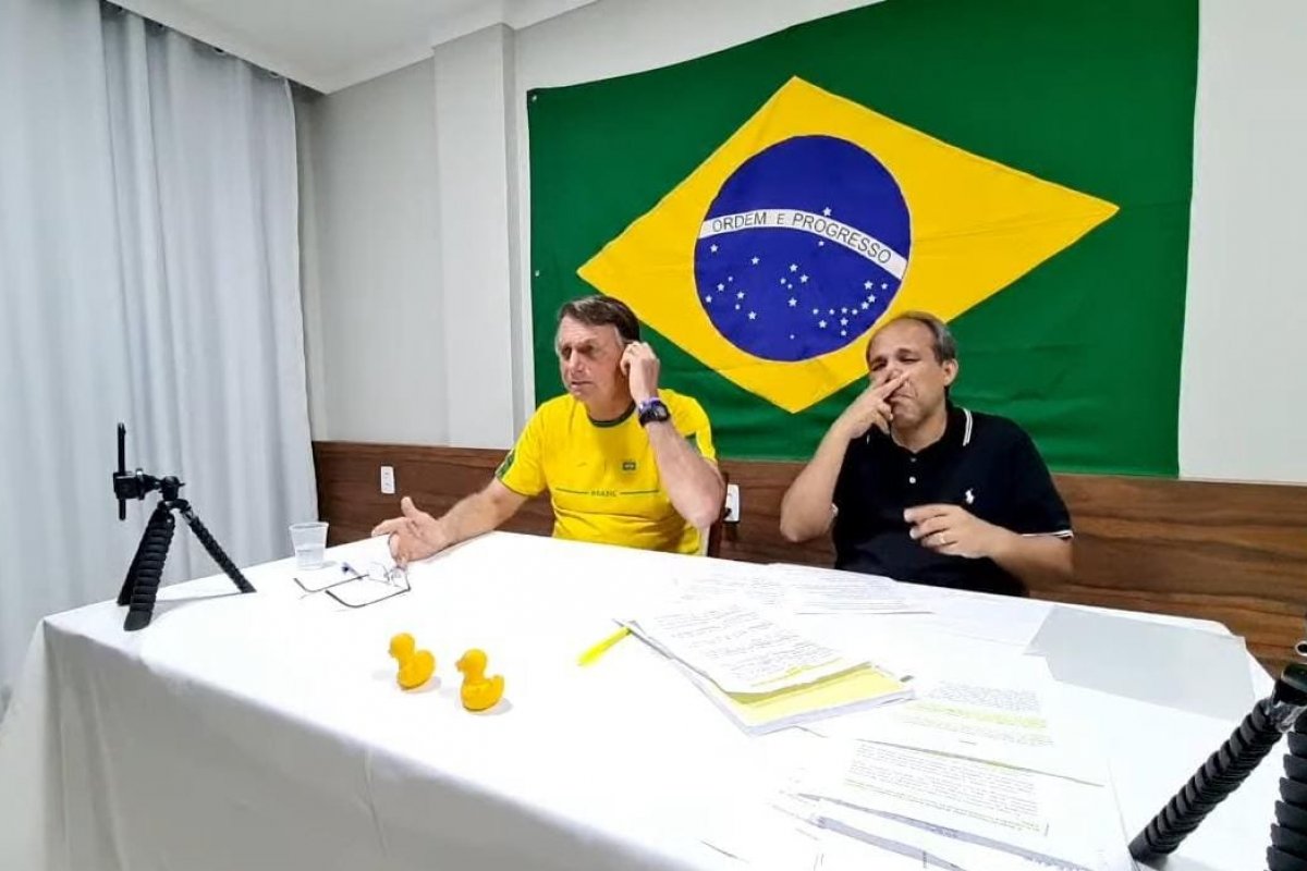 Bolsonaro volta a criticar institutos de pesquisa e acredita estar à frente de Lula 