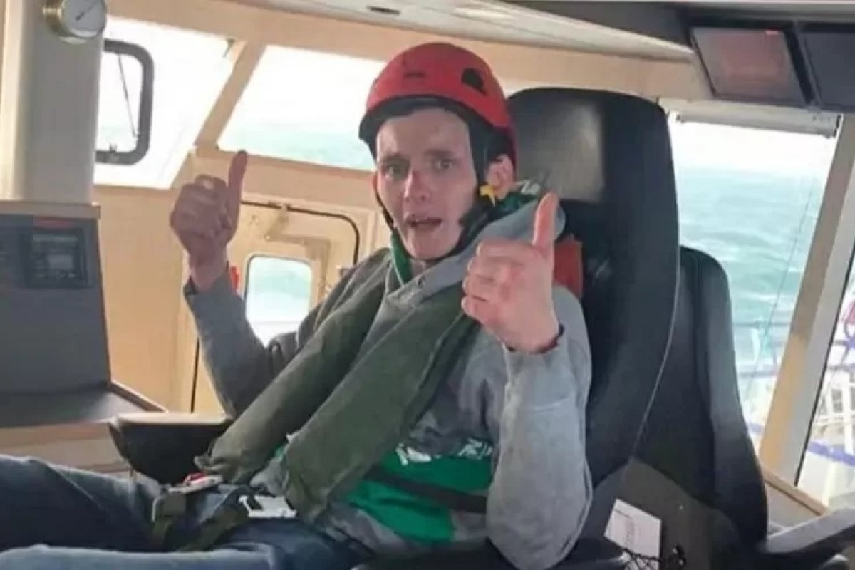 Britânico de 28 anos fica à deriva após caiaque afundar e sobrevive comendo algas