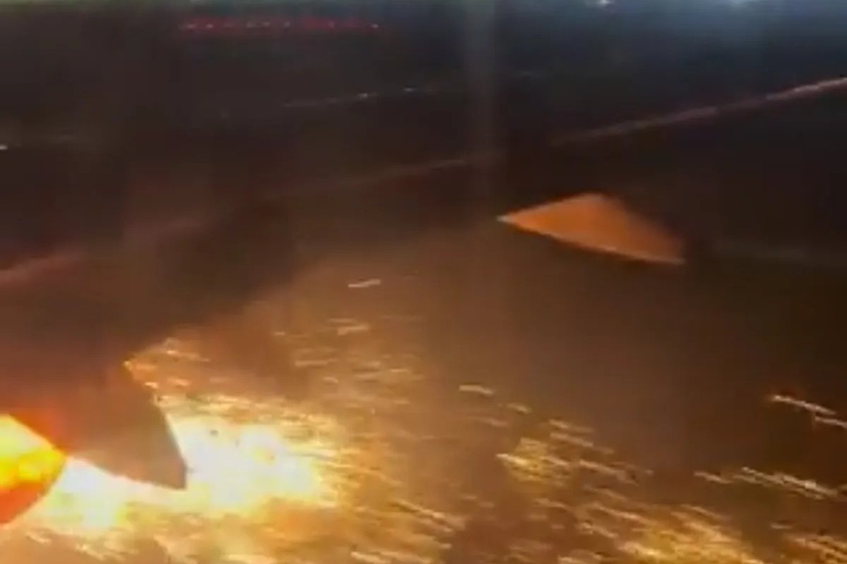 Turbina de avião pega fogo durante decolagem na índia