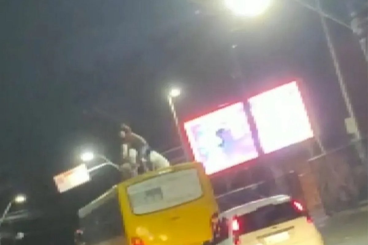 Em Salvador, quatro homens são flagrados "surfando" no teto de um ônibus