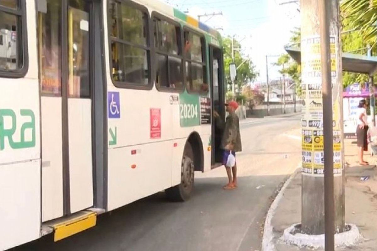 Salvador: motociclista morre após batida contra ônibus