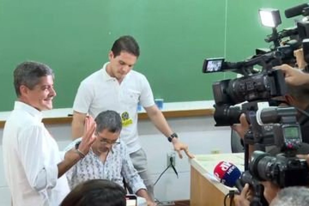 Vídeo: Na companhia da candidata a vice, ACM Neto vota em Salvador