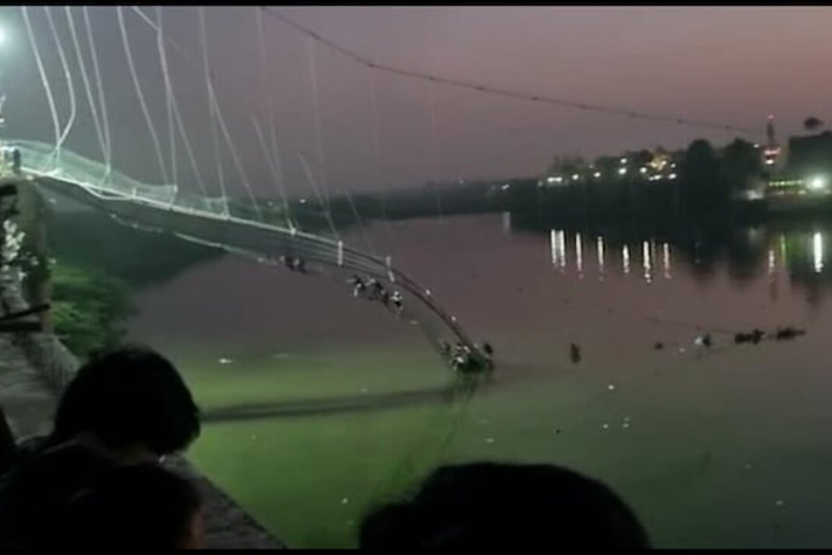 Queda de ponte na Índia deixa ao menos 120 mortos