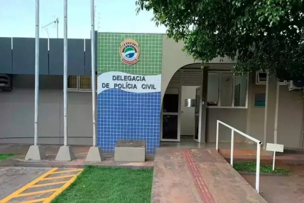 Mulher é morta com tiro na cabeça por marido que não aceitava fim do relacionamento 