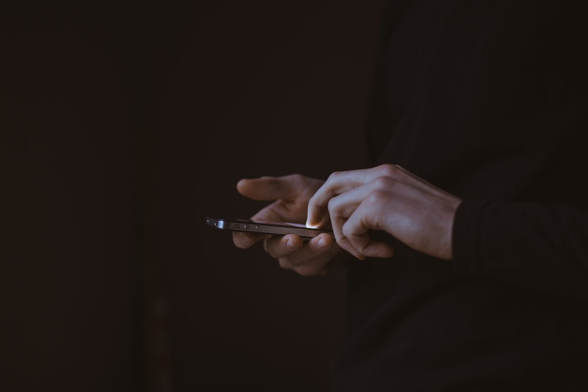Mulher fica cega de um olho após uso excessivo de celular