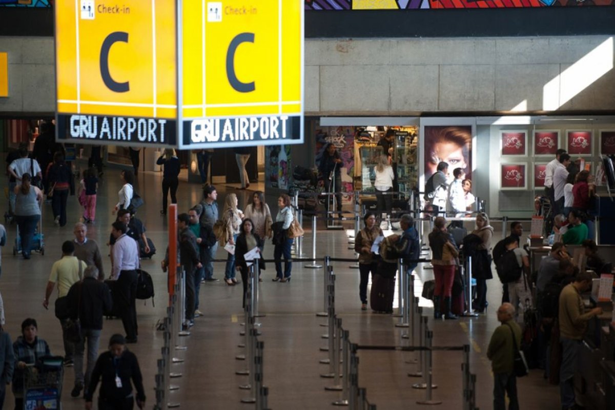 Aeroporto de Guarulhos tem voos cancelados após bloqueio de rodovia