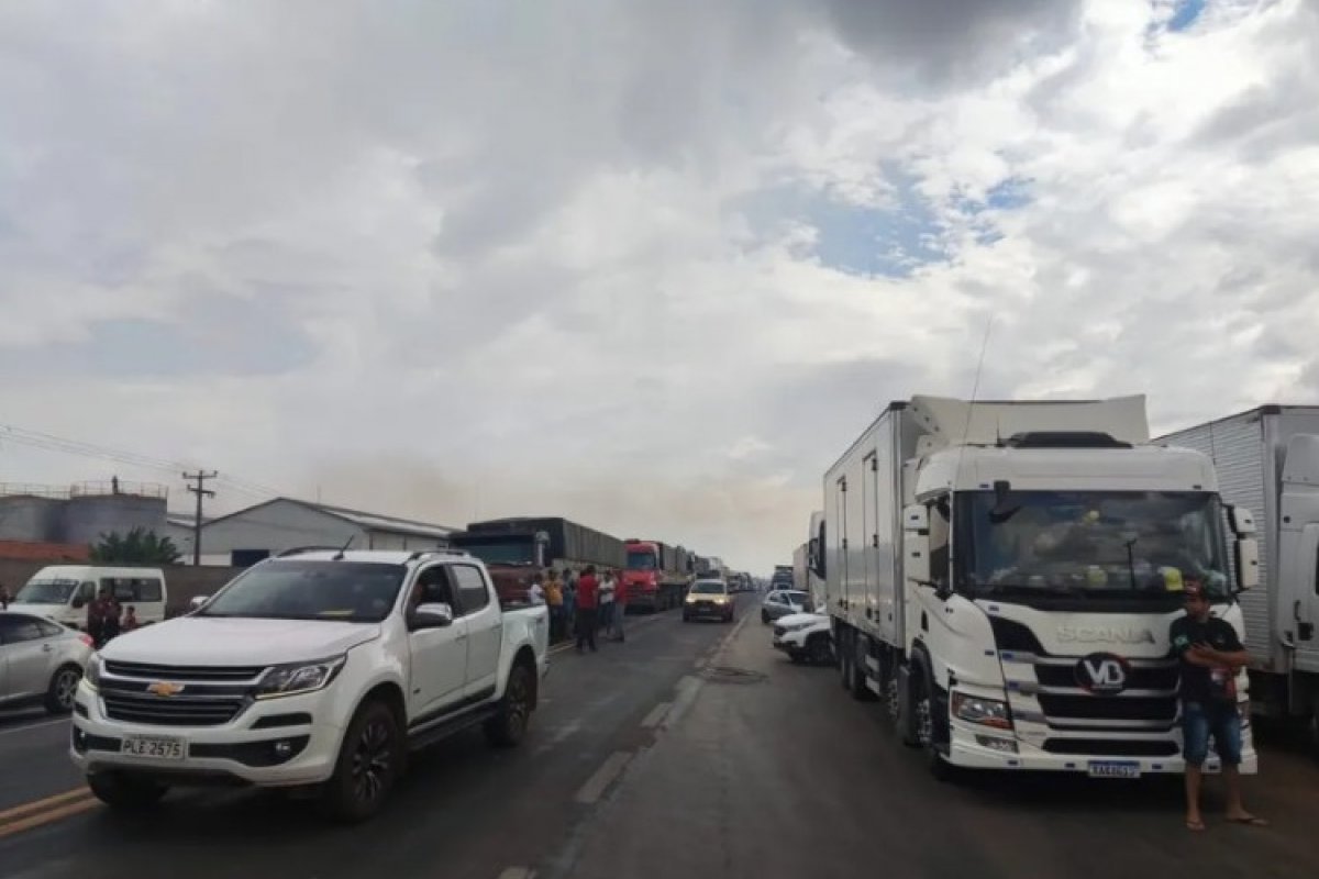 Caminhoneiros fecham trecho de rodovia em Teixeira de Freitas após derrota de Bolsonaro