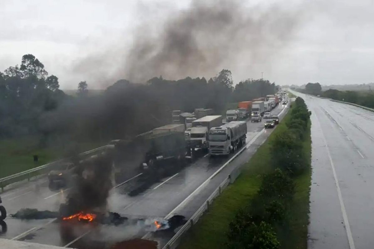 Movimento Sem Teto enviará militantes para desbloquear estradas, diz coluna 
