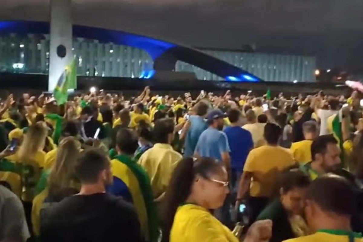 Vídeo: apoiadores de Bolsonaro fazem vigília em frente a QG do Exército, em Brasília 