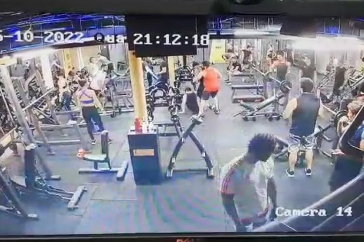 Suspeito de agredir jovem em academia após ele negar revezar equipamento se apresenta à polícia e é liberado