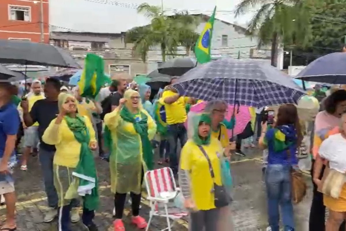 Vídeo: Em Salvador, bolsonaristas clamam por Forças Armadas na Mouraria