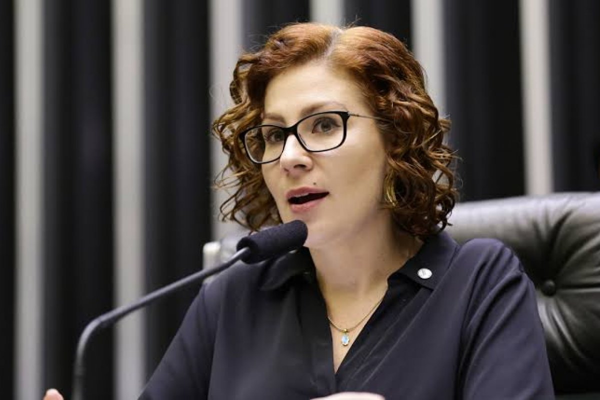 PGR pede para ouvir Carla Zambelli sobre perseguição armada em São Paulo
