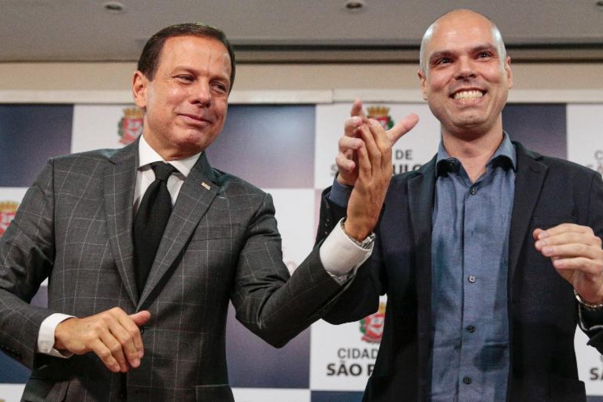 Covas diz que fica no cargo e recebe apoio de Doria para reeleição