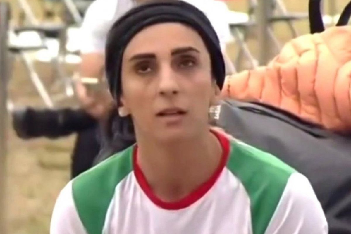 Atleta iraniana volta ao país após competir sem usar o hijab