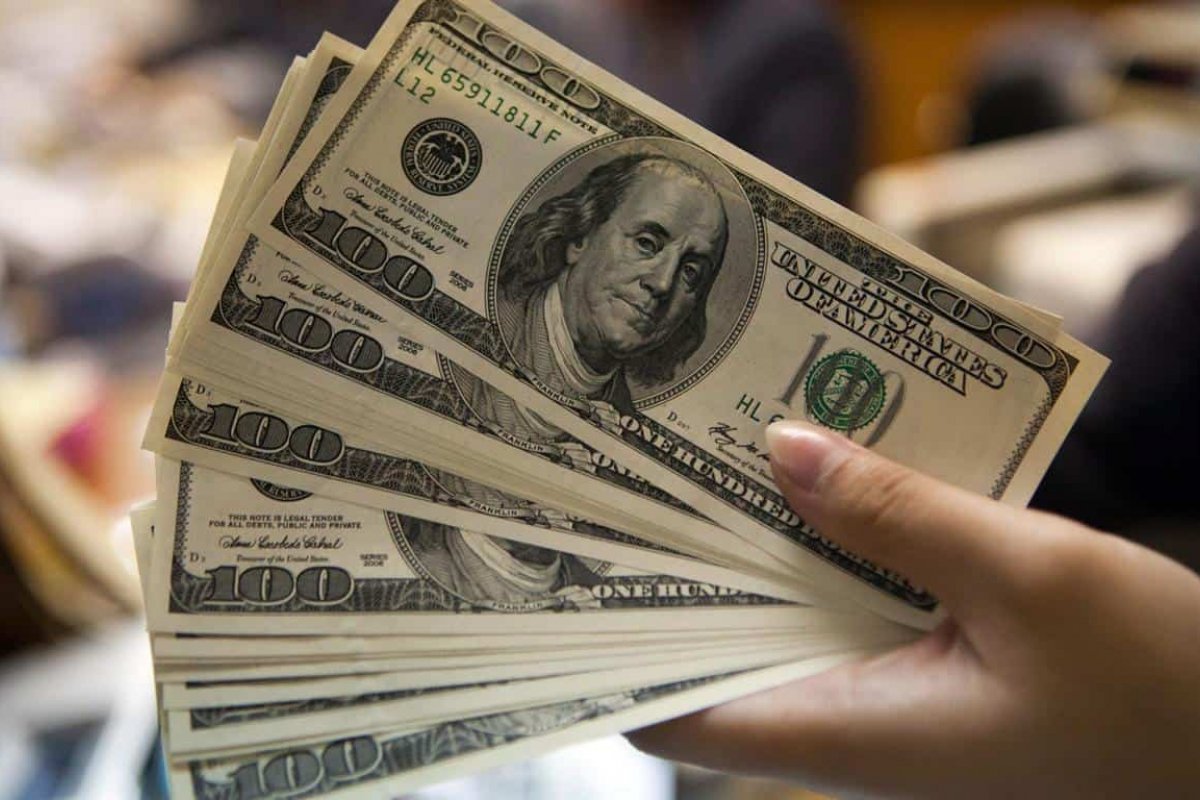 Dólar opera em alta e chega a R$ 4,21
