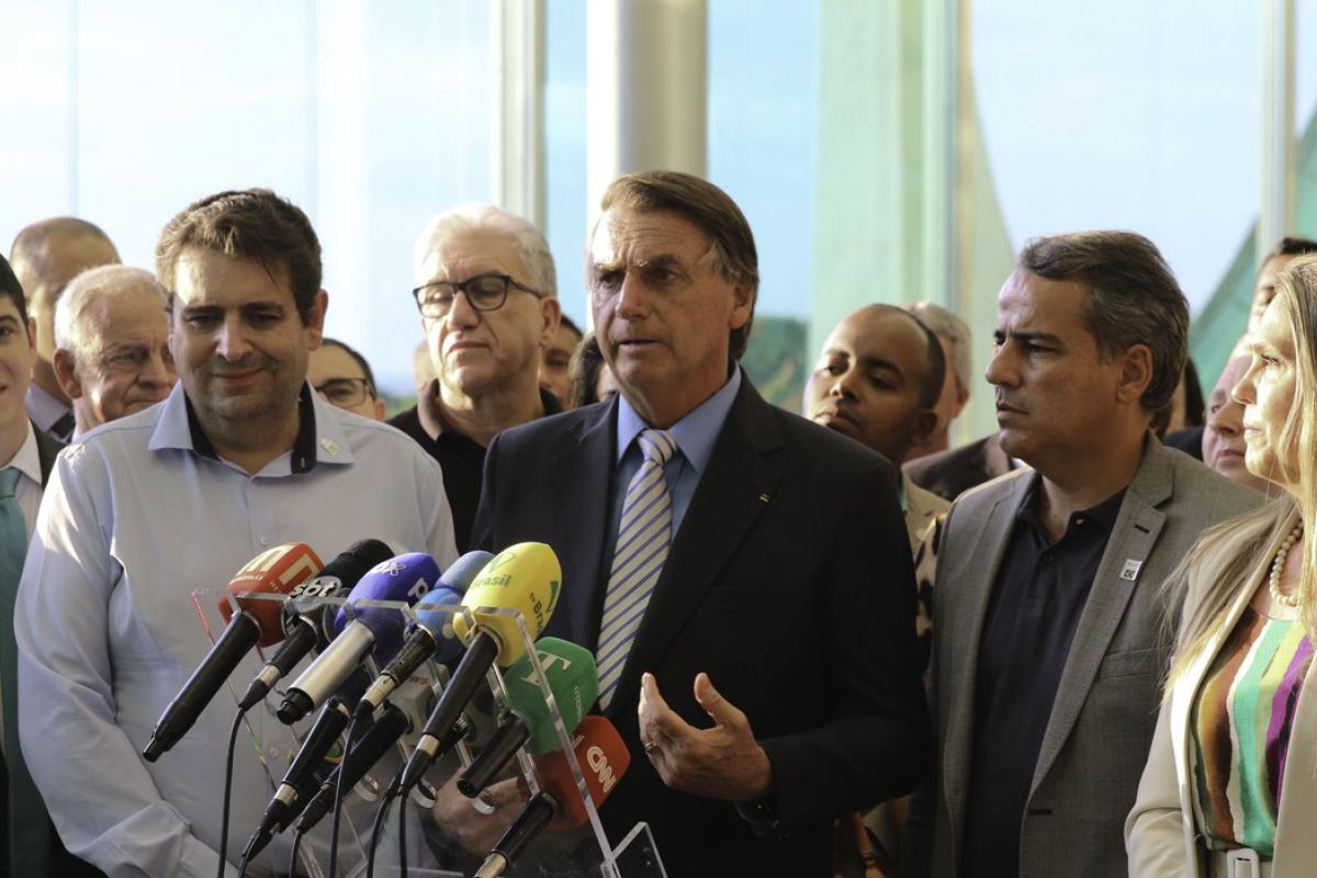 Bolsonaro indica três nomes para embaixadas na França, Jordânia e Líbano