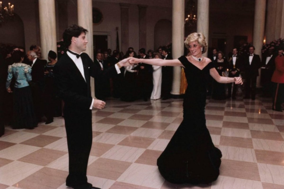 Vestido que a Princesa Diana  usou em baile com John Travolta vai a leilão