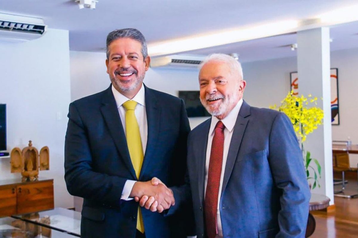 Vídeo: Lula encontra Arthur Lira pela primeira vez 