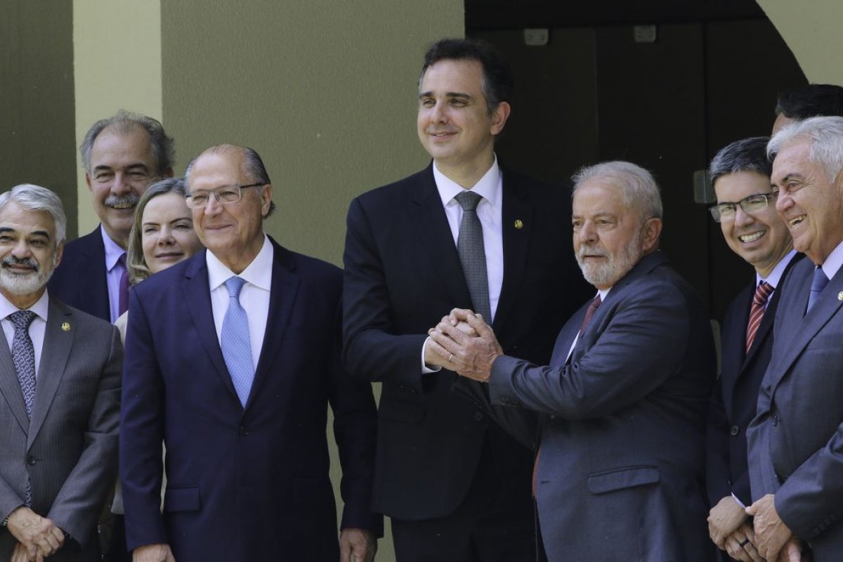 Senador diz que PEC para manter o Bolsa Família em R$600 deve custar entre R$170 bi e R$175 bi no orçamento