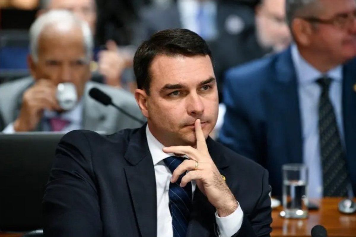 Flávio Bolsonaro tem conta suspensa no YouTube após vídeo violar regras da plataforma 
