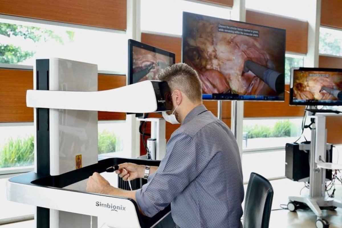 Evento médico reúne novas tecnologias e cirurgias robóticas ao vivo