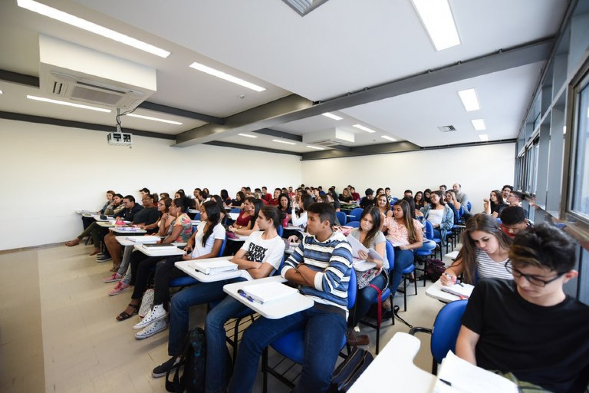 Percentual de pretos e pardos no Enem tem queda durante a pandemia, diz IBGE