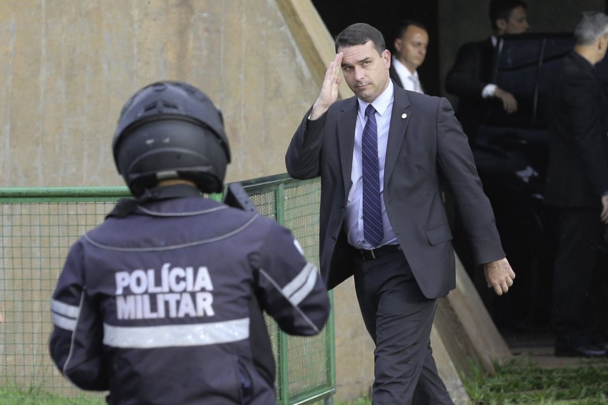 Flávio Bolsonaro entrega carta pedindo desfiliação do PSL