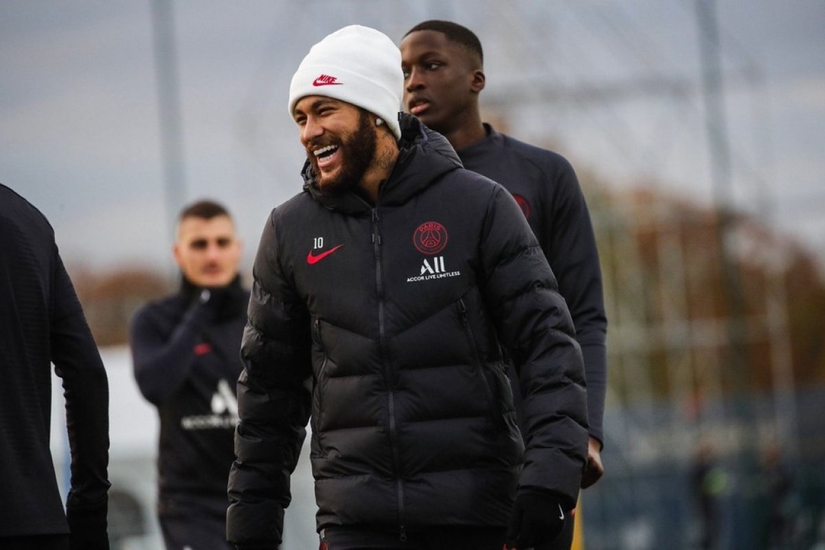 Neymar volta a treinar e aumenta chances de estrear na Liga dos Campeões 