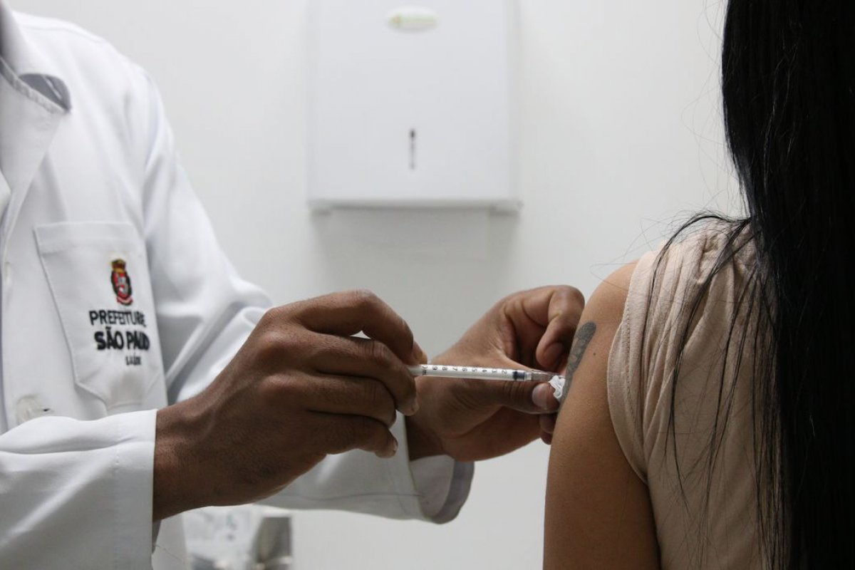 Covid-19: técnicos pedem vacinas para impedir que variantes sofram mutações