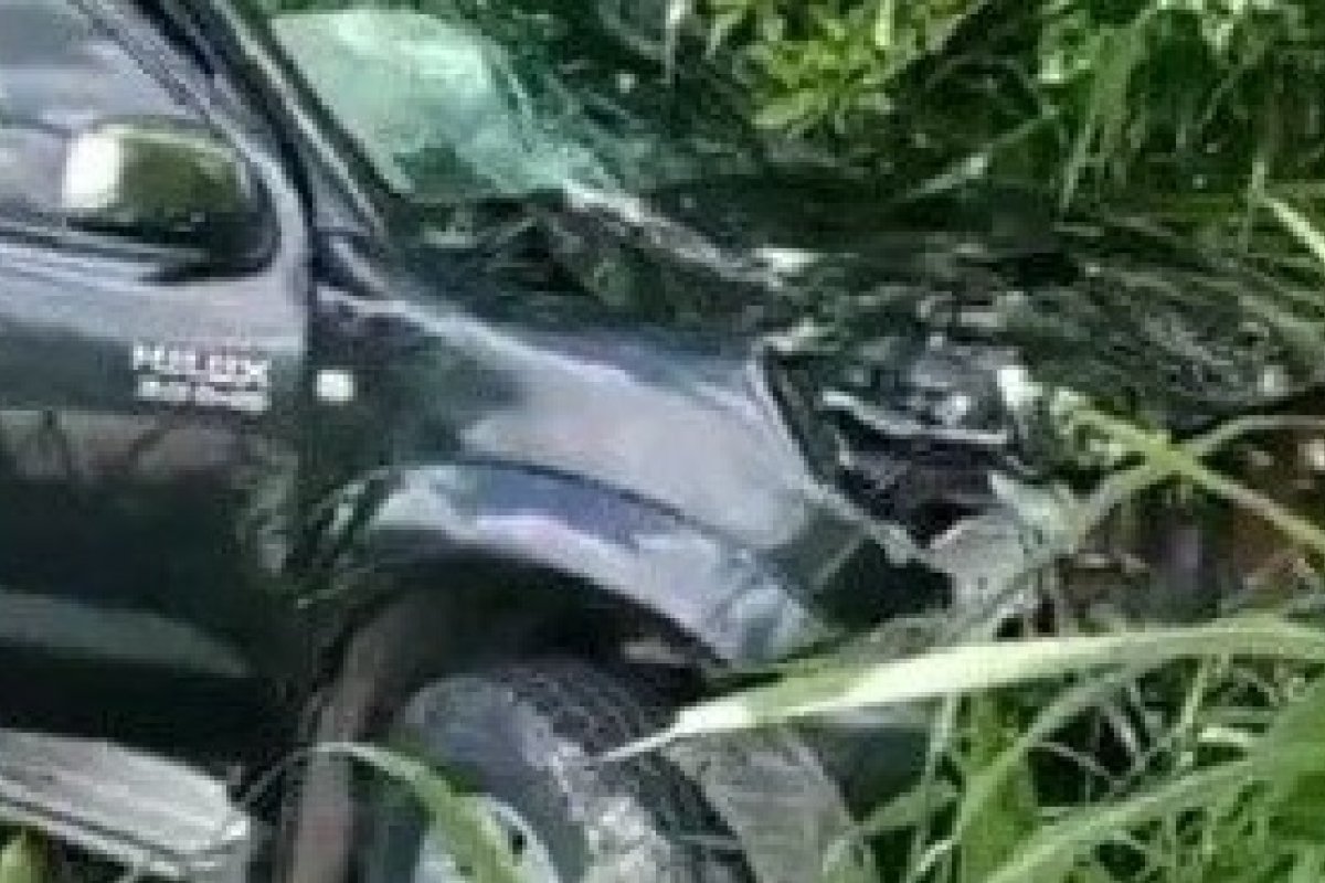 Caminhonete bate em moto e deixa motociclista ferido em assentamento no sul da Bahia