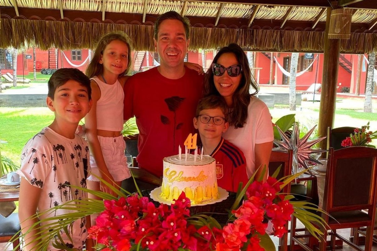 Eduardo Bismarck comemora aniversário ao lado da família e amigos em Canoa Quebrada!