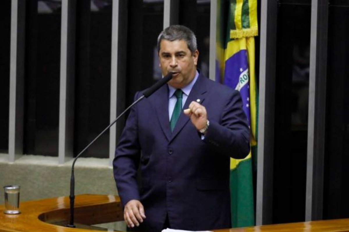 Deputado do PSL quebra placa que fazia referência ao Mês da Consciência Negra  