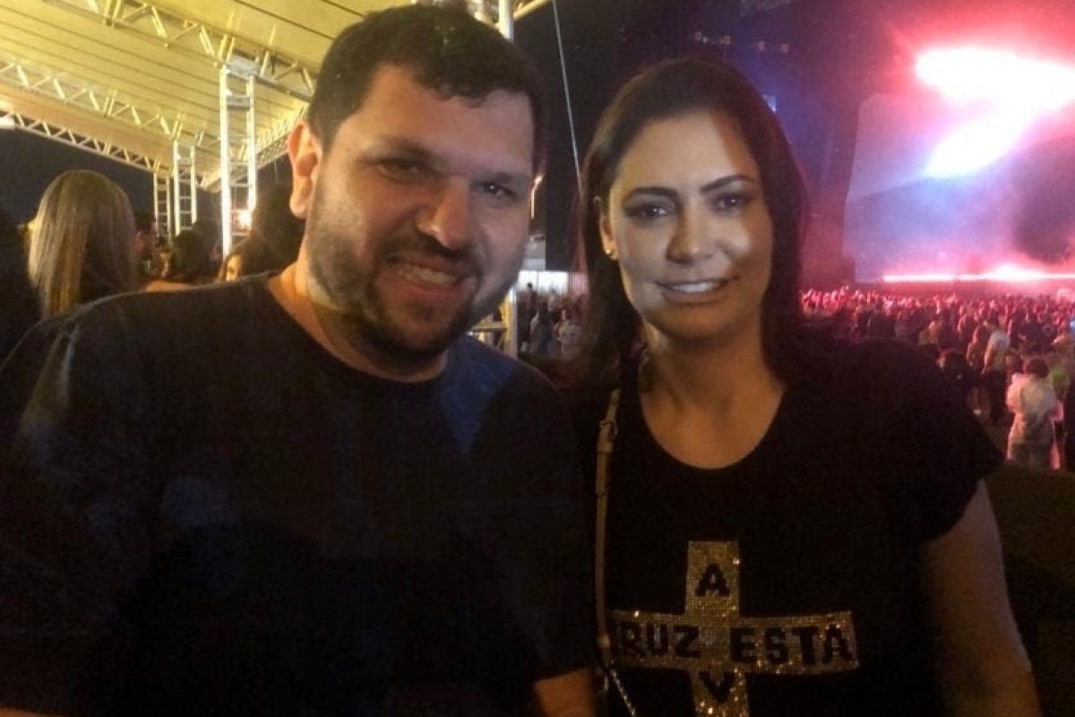 Jornalista posta  frase dúbia sobre Michelle Bolsonaro e seguidora responde com música do É o Tchan