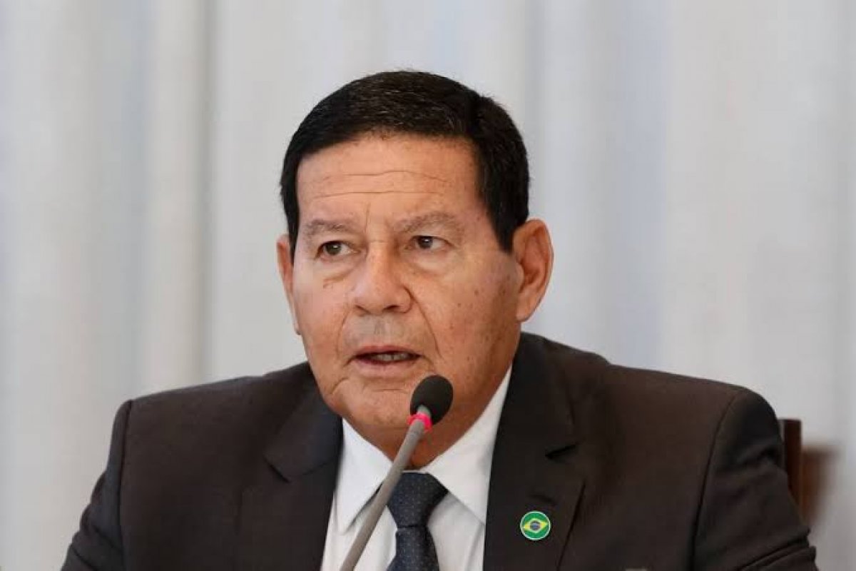 Mourão diz que não vai passar faixa para Lula: 'não sou presidente'