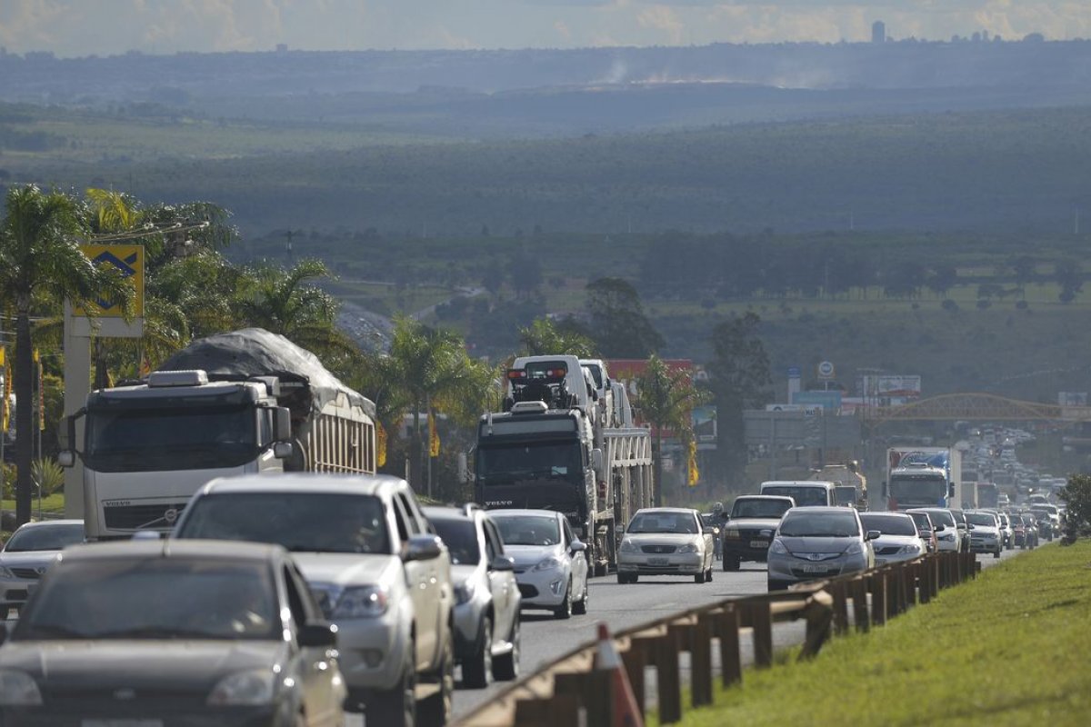 Acidentes em rodovias federais durante o feriado causaram 72 mortes, afirma PRF