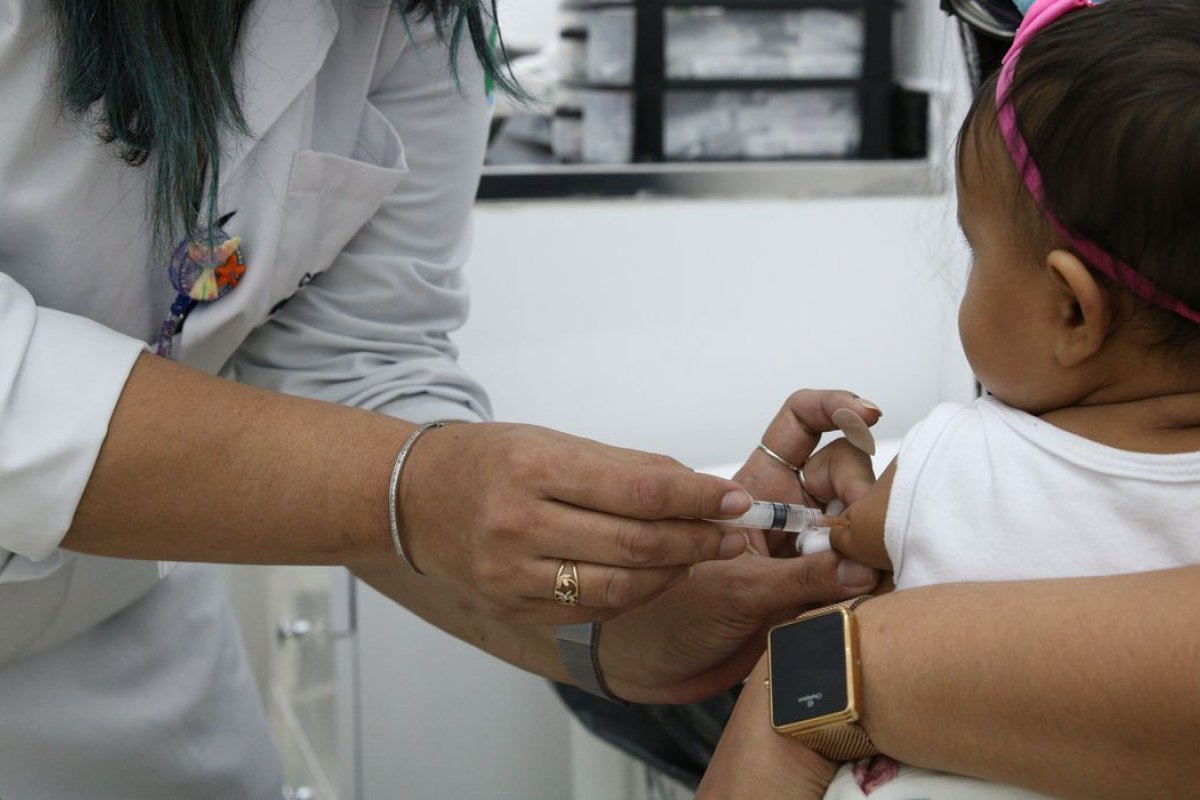 Apenas 5,5% das crianças de 3 e 4 anos tomaram as duas doses da vacina contra covid, alerta Fiocruz