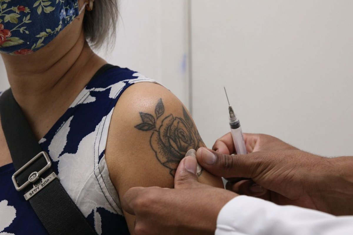 Salvador inicia a vacinação da 5ª dose contra a Covid-19 para imunosupressos