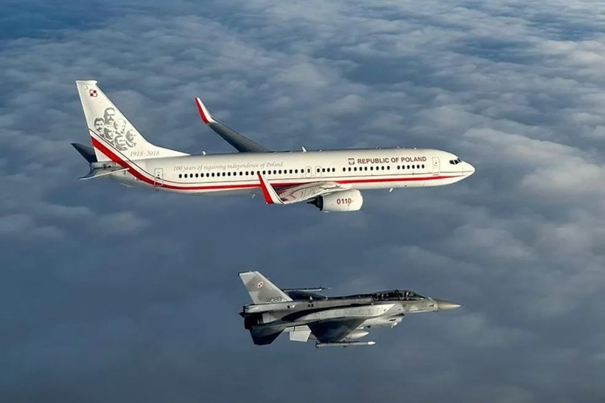 Seleção polonesa viaja para o Catar escoltada por aviões caças 
