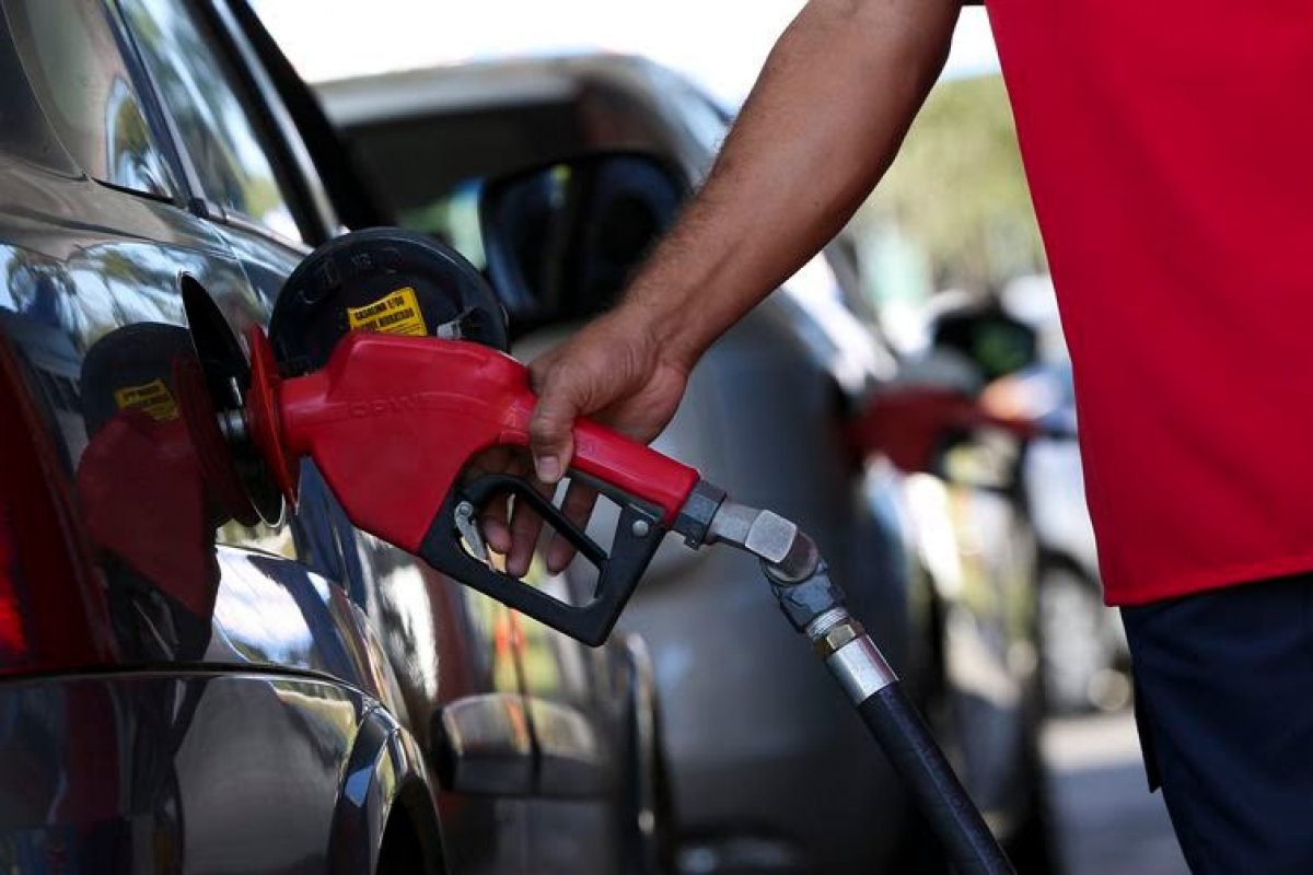 Gasolina tem reajuste de 2,8% nas refinarias