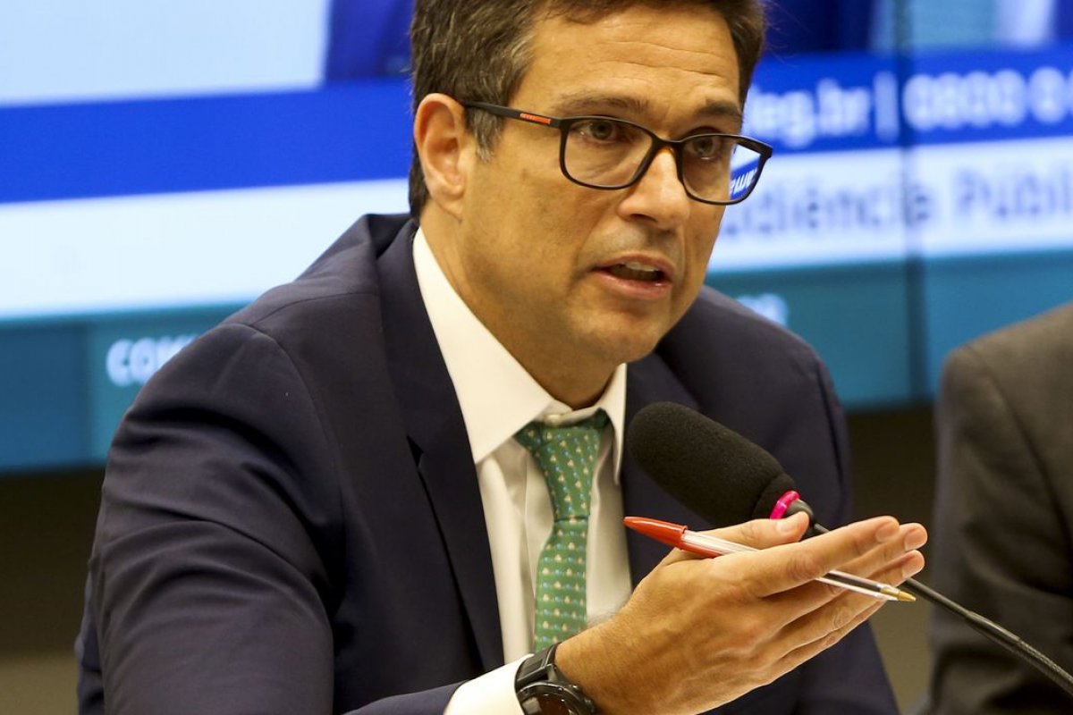 Presidente do BC diz que instituição pode reagir se não houver convergência entre política monetária e fiscal