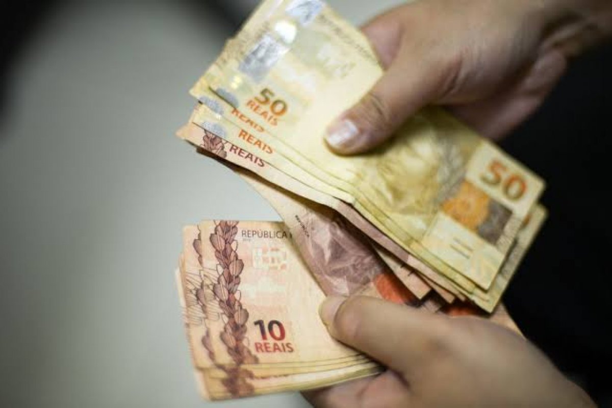 Corrigido pela inflação, salário de 2023 seria de R$ 1.285; proposta do orçamento prevê R$ 1.302